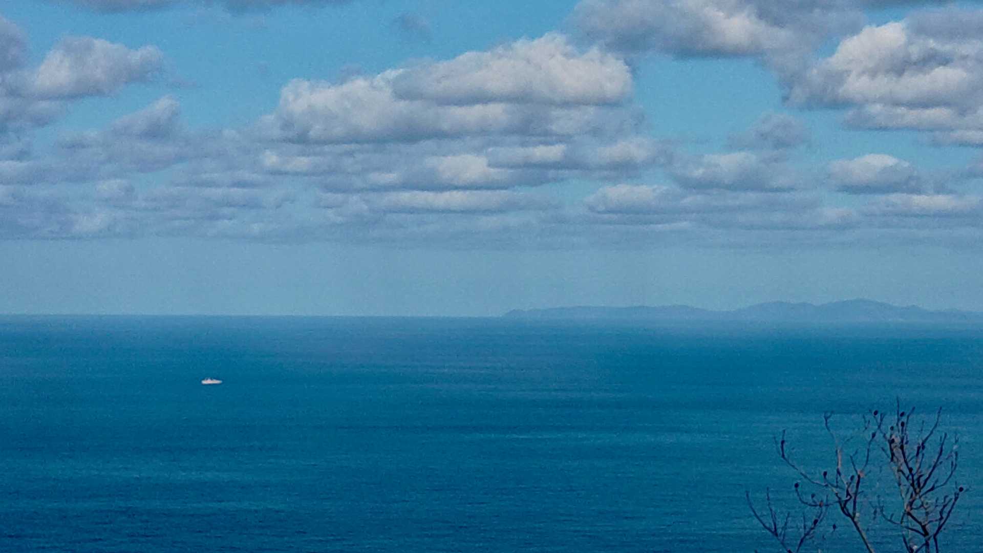 白い船と隠岐の島です。