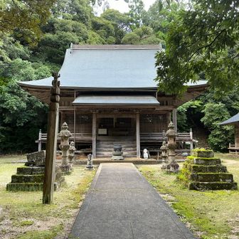 本殿の右側から行きます。