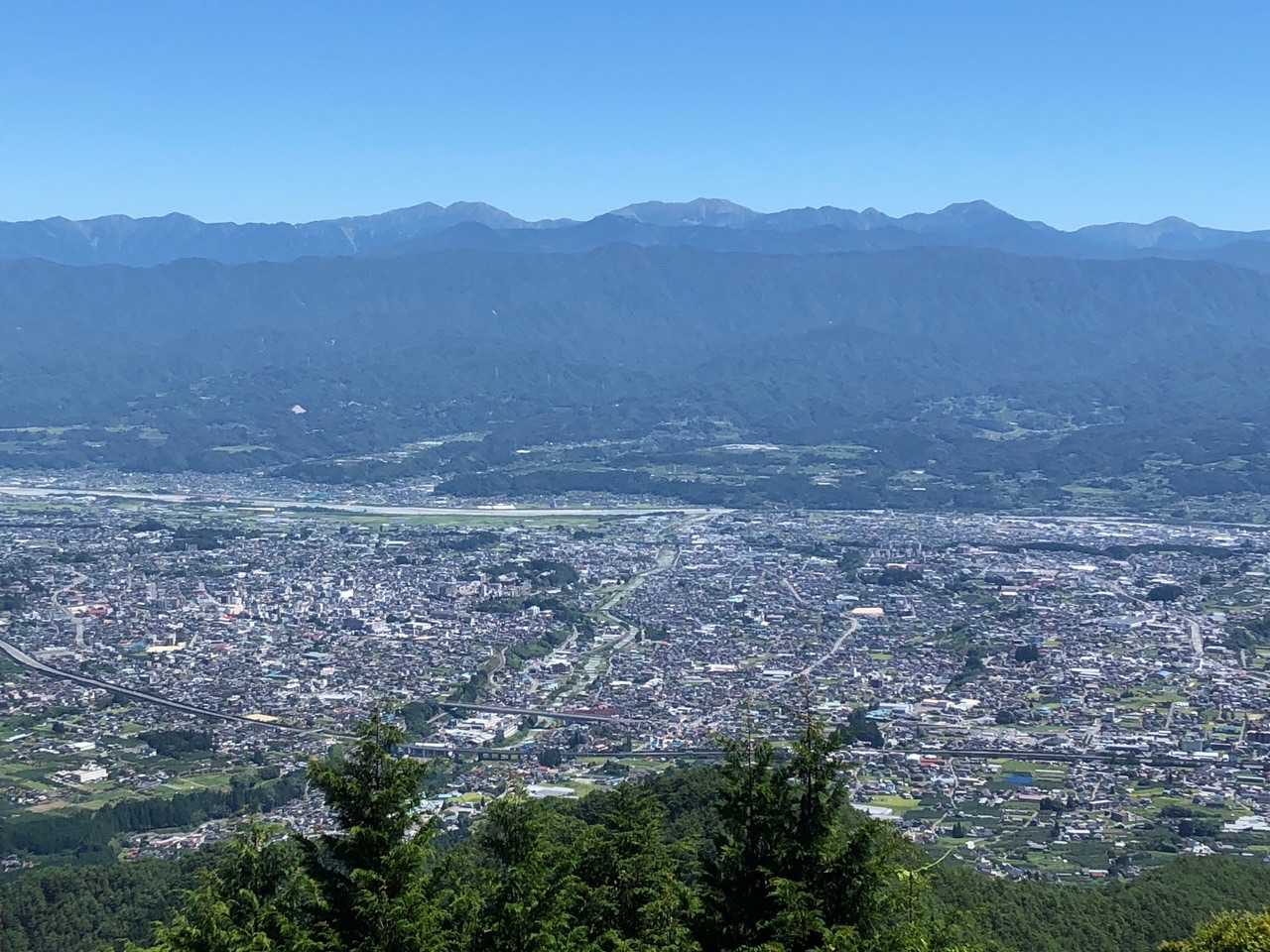 笠松峠からの絶景
飯田市内の街並みと南アルプス南部の山々のコントラストが見事に調和しています。