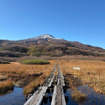 冠雪した山頂へ