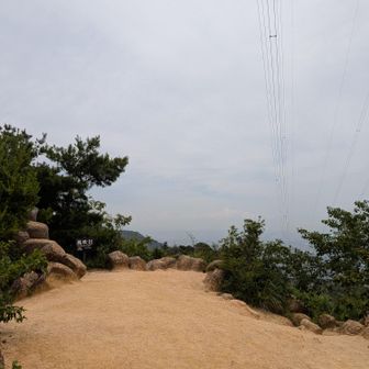風吹岩の広場。かすんでるので、遠くの山は見えない