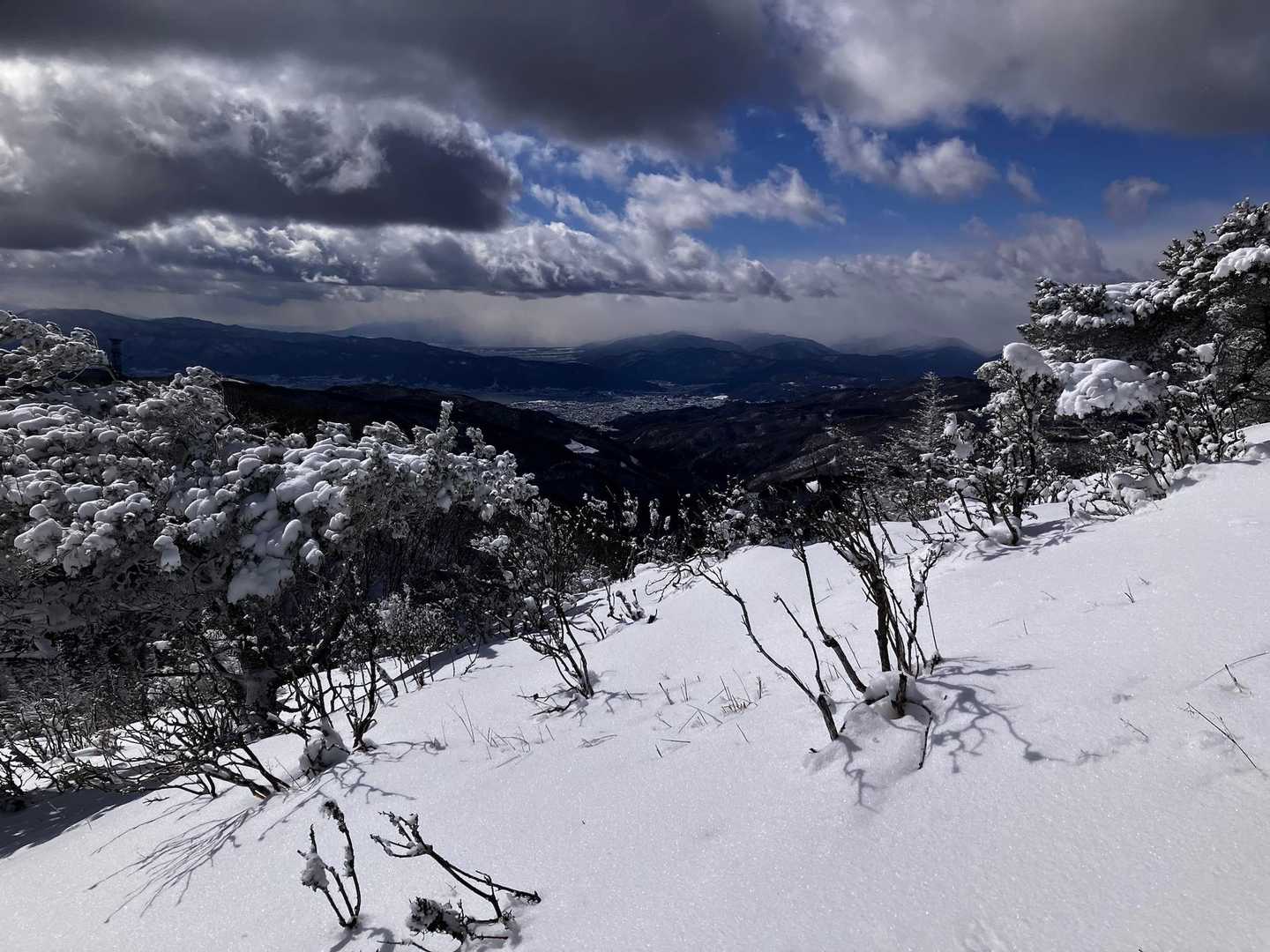 眼下に諏訪湖を眺めながら下山します。