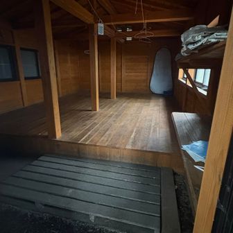 避難小屋覗いてみる
キレイ