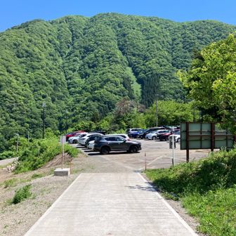 勝原コース登山口駐車場に到着
駐車場に向かって下る一直線のコンクリートの坂道は辛かった。😫