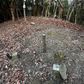 相生山に着きました
読みはあいおいやまで良いのかな？
二本の角柱が有ります