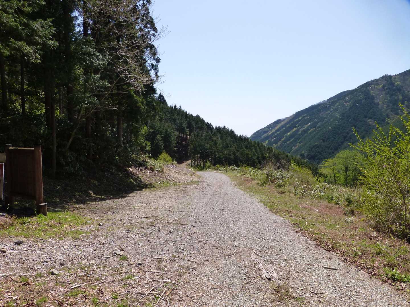 登山口到着
あとはキャンプ場まで林道歩き