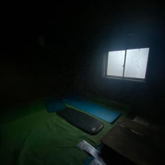 小屋の中．先客はいない