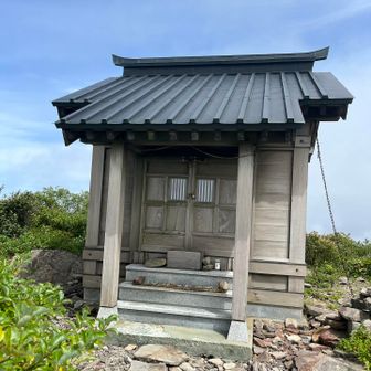 山頂も休憩しやすいけど、こっちも休憩できます。眺望はコチラが良き