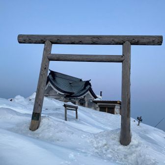 上空は晴れてるけど下界は霞んでしまってる
とりあえず休憩して防寒装備へ🧤🥽🧢