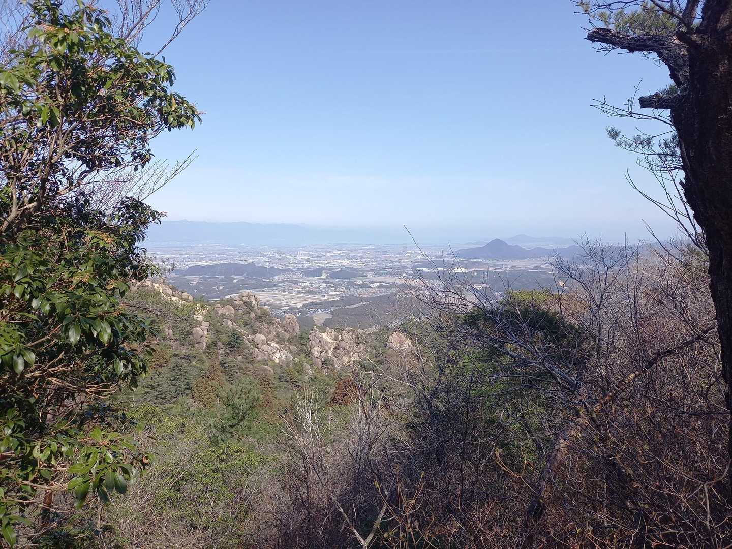 琵琶湖、三上山、湖岸の蓬莱山。
