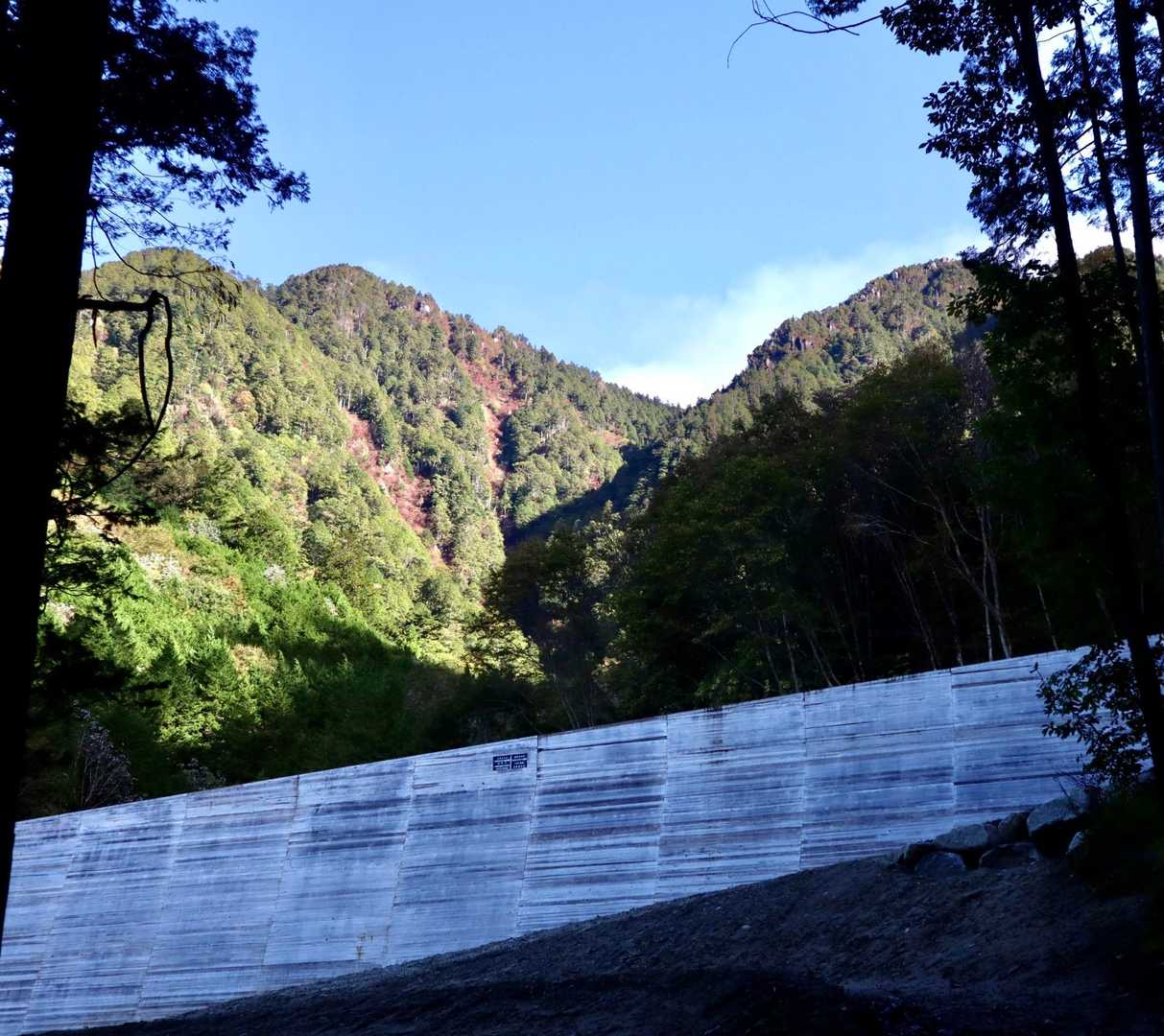 このダム🦫の壁、杉板模様になってた(ﾟДﾟ)
美観の為かな❓ダム🦫の壁にまで気をつかうなんて…素晴らしい‼️