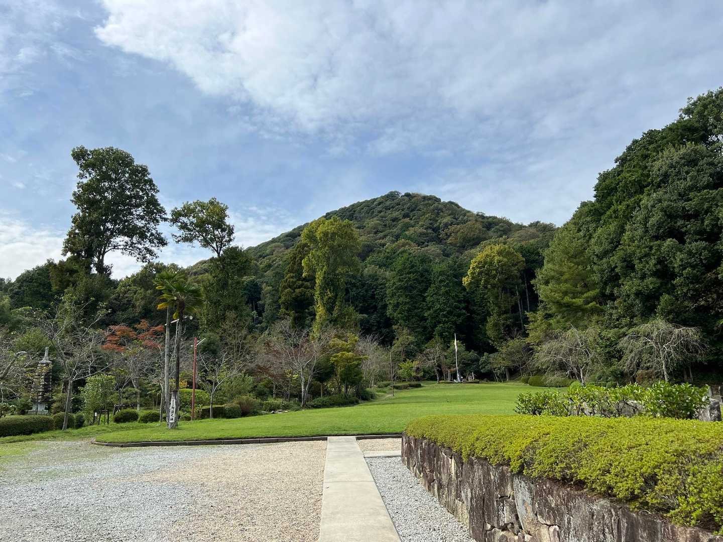 お腹いっぱいになり、さあ、大和三山最後の畝傍山に登ります