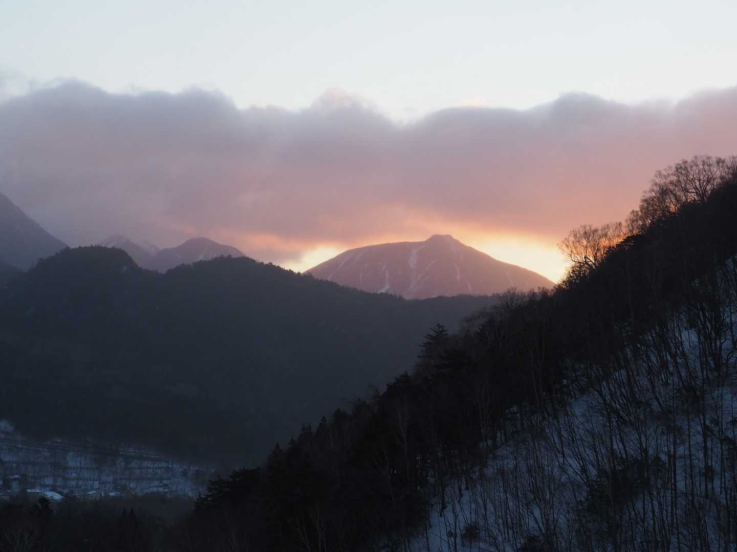 振り返ると、太郎山が燃えている～。