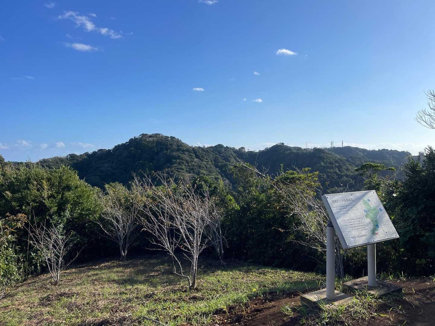 ピーヒョロ見晴台から天神山・天田山方向。