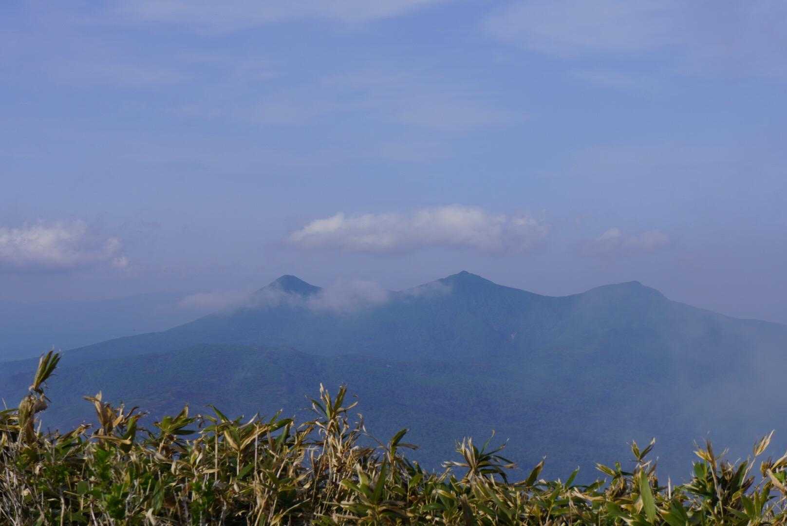 徳舜瞥山とホロホロ山と、、右のは無名のピーク