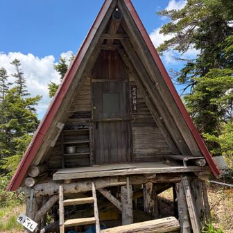 真っ直ぐな避難小屋