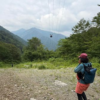 ダダダダダと下って林道出た〜見上げるとロープウェイ🚡