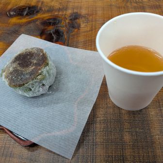 一旦下山して至福のひととき🙂
よもぎ豆大福購入。お茶入れて頂いて頂きました😊✨