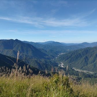下山途中の小屋から恵那山