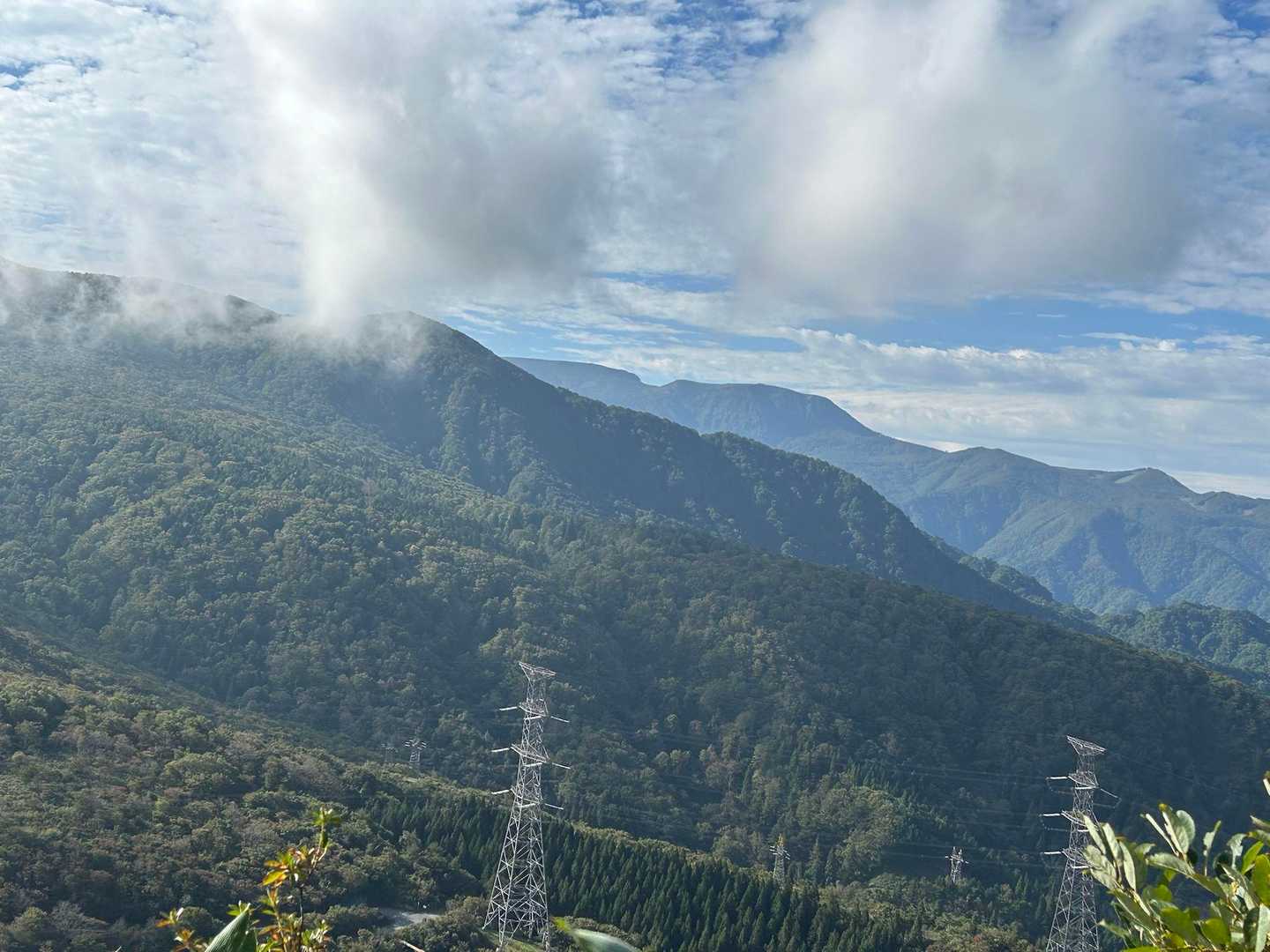 手前で雲がかかってる山が雁戸山、その左側に熊野岳と三宝荒神山