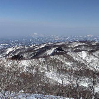 信越トレイルルートと奥には米山