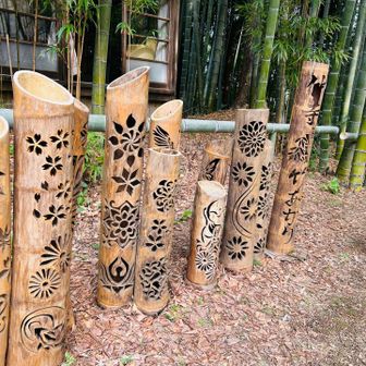 お庭には、さまざまの模様がくり抜かれた『竹あかり』