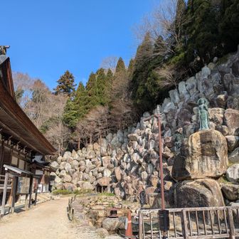 本堂北(山肌)側には観音様の立像🙏