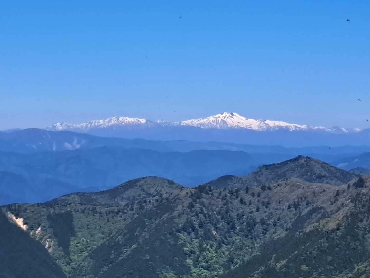 おっ😲。白山かな。
遂に開けました😆。
雲一つ無いっ。