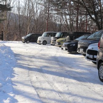 既に駐車場はいっぱい。