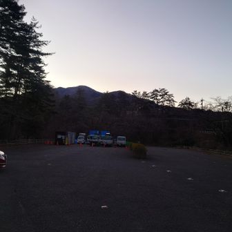 朝６時４５分行動開始、駐車場のもう一台の方も鷹ノ巣山目的だそうな。