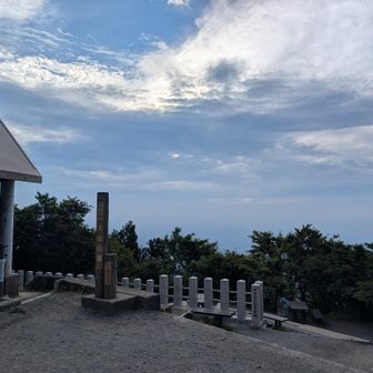大山山頂到着、天気は微妙、、、