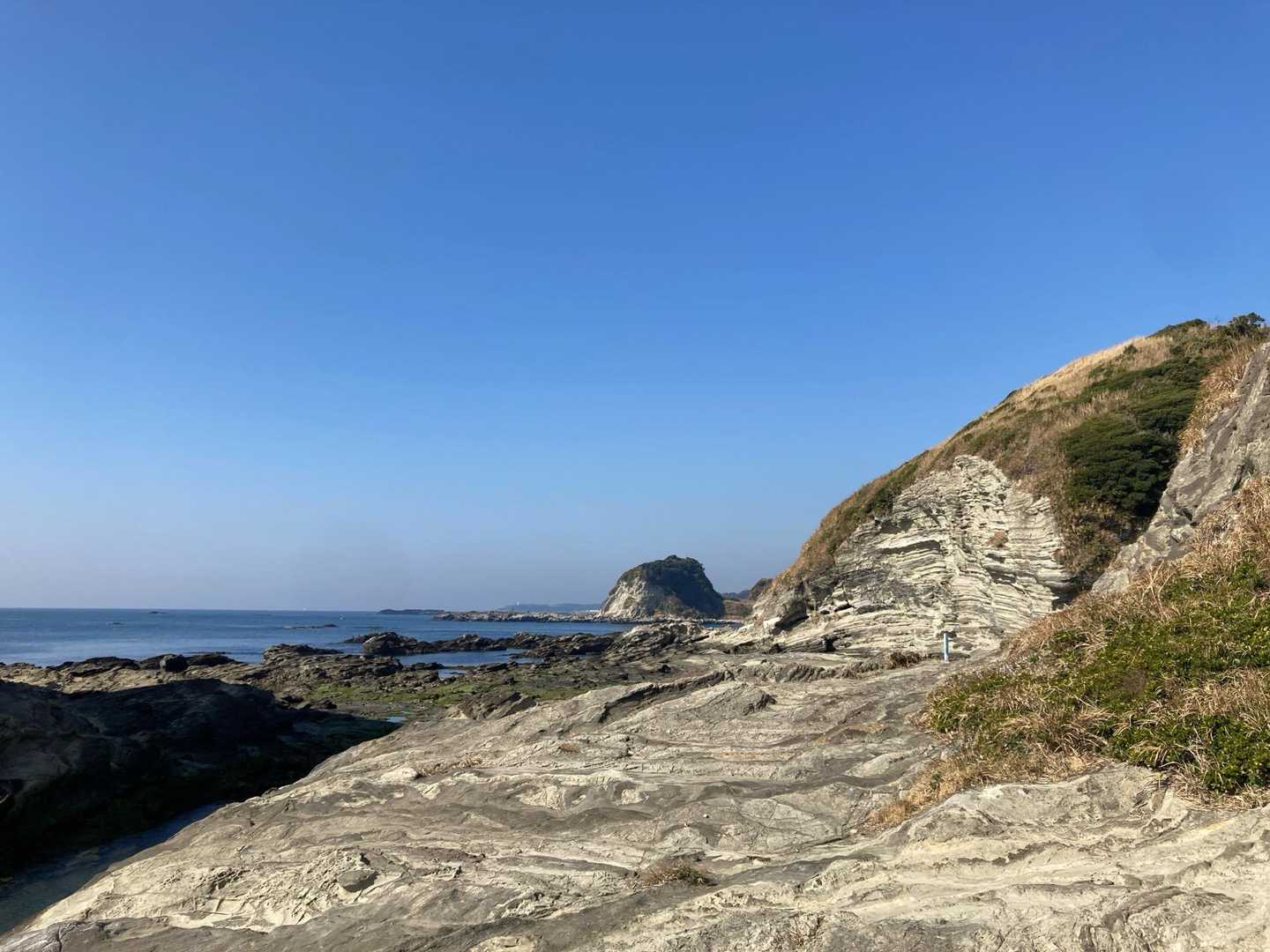 崖の地層がかっこいい。
学生時代に地学選択だったので、地層とか結構好きかも❤️