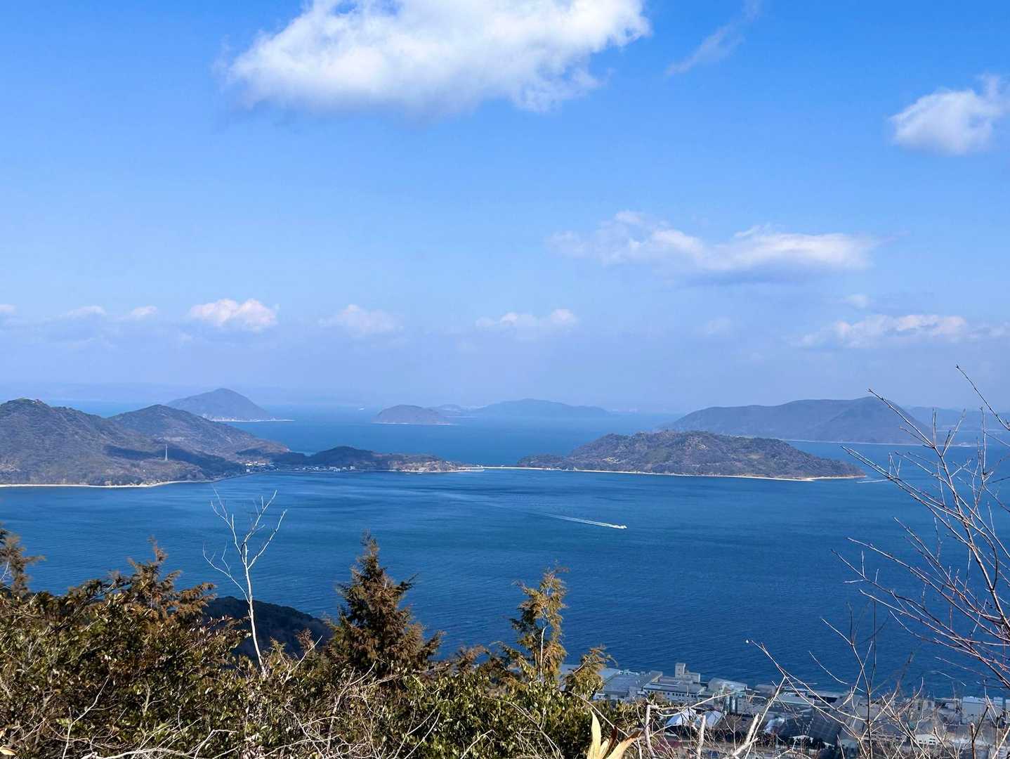 粟島からのフェリーがよく見えます。
ぼぉっと‥ひたすら、ぼぉっと‥
プラス、今日はお喋りもまぁまぁ😄
至福の時間です🤭