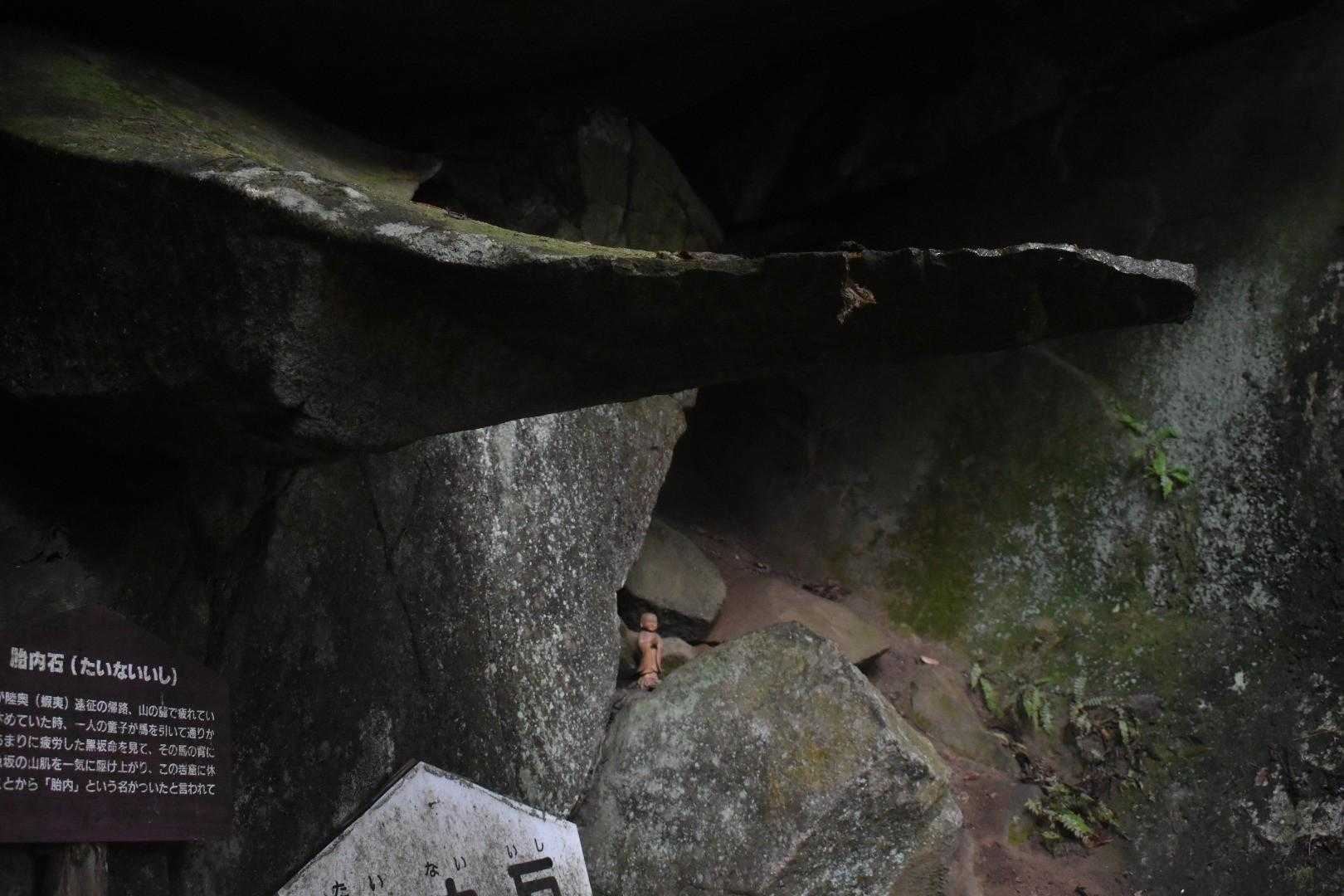 鋭利な岩が凄い！
奥にお地蔵さま🙏