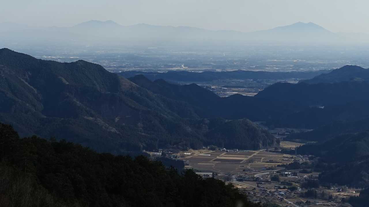 筑波山(右)と加波山(左)をズーム。