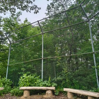 山頂の脇にゴルフコースがあるため、野球場みたいな大きな防御フェンスが設置されてる。
こんな山頂風景は珍しいので個人的にここを珍百景認定！👍