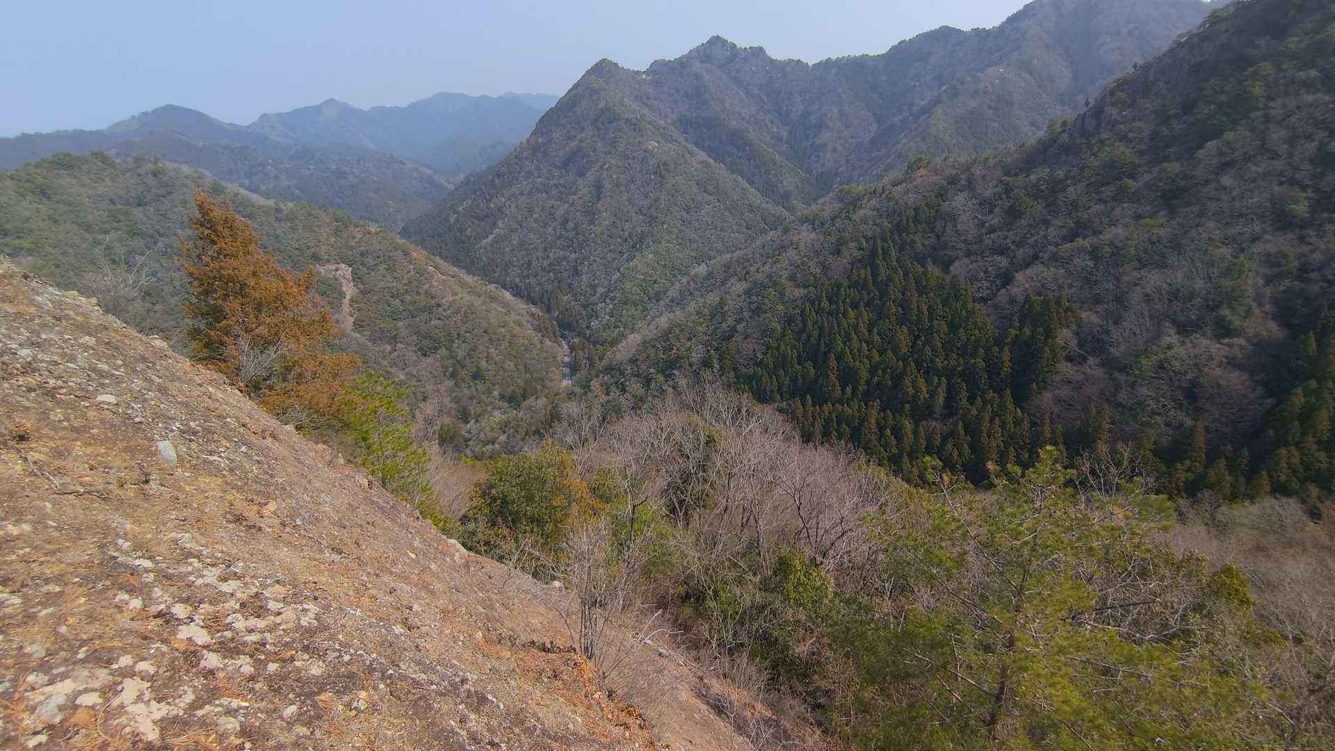 岩の斜面と周りの景色。