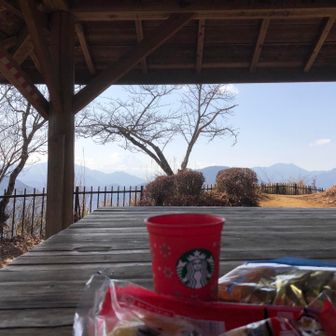 お昼🕛

下山ランチはカフェで☕️
の予定だったけど　
コーヒーあるし富士山眺めながら持ってるものですることにした🤗　
マーラーカオは見事につぶれてた😆