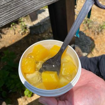小屋前でフルーツゼリー