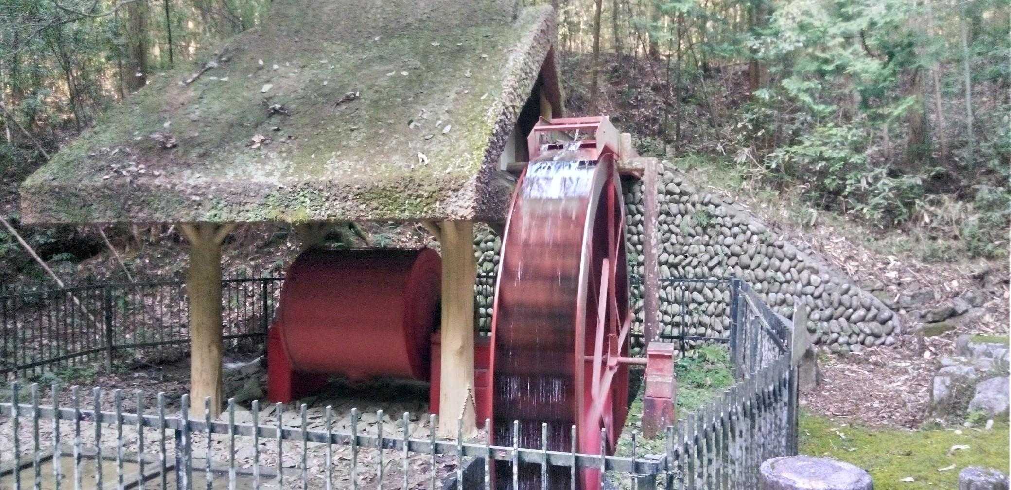 スタートしてすぐ
トロミル水車

ｺﾄｺﾄｺｯﾄﾝ  ｺﾄｺﾄｺｯﾄﾝ…

🎶みどりの森のかなたから
陽気な唄が
きこえましょう  🎶🎶

童謡『森の水車』が
頭の中でグルグル
水車もグルグル         😅

