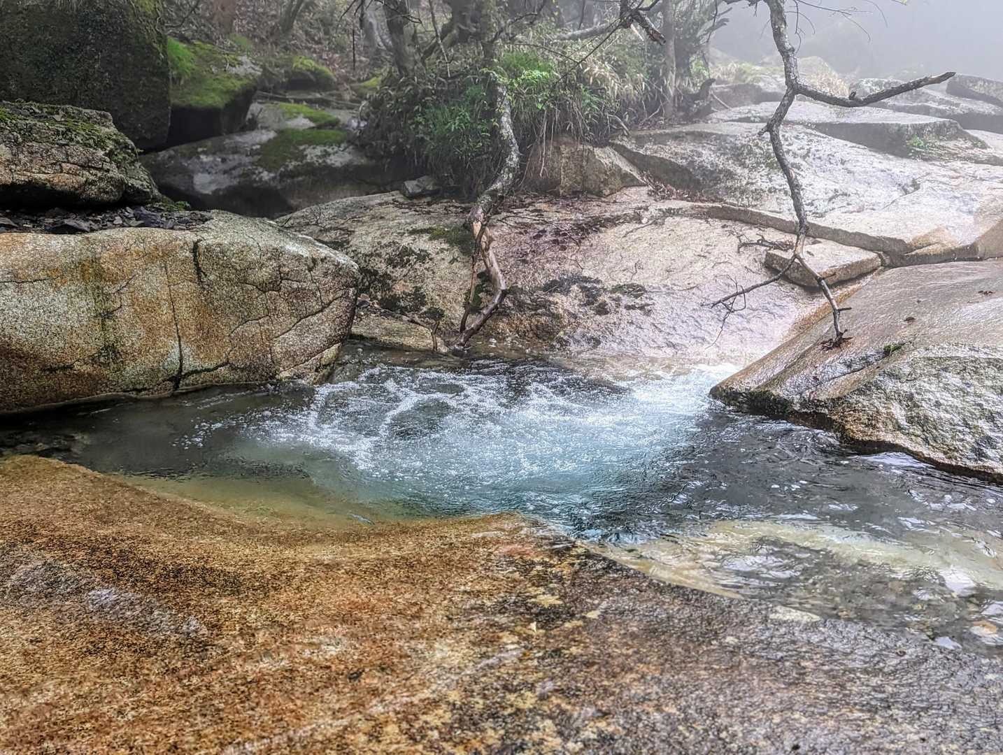 始終　沢の音に癒やされる