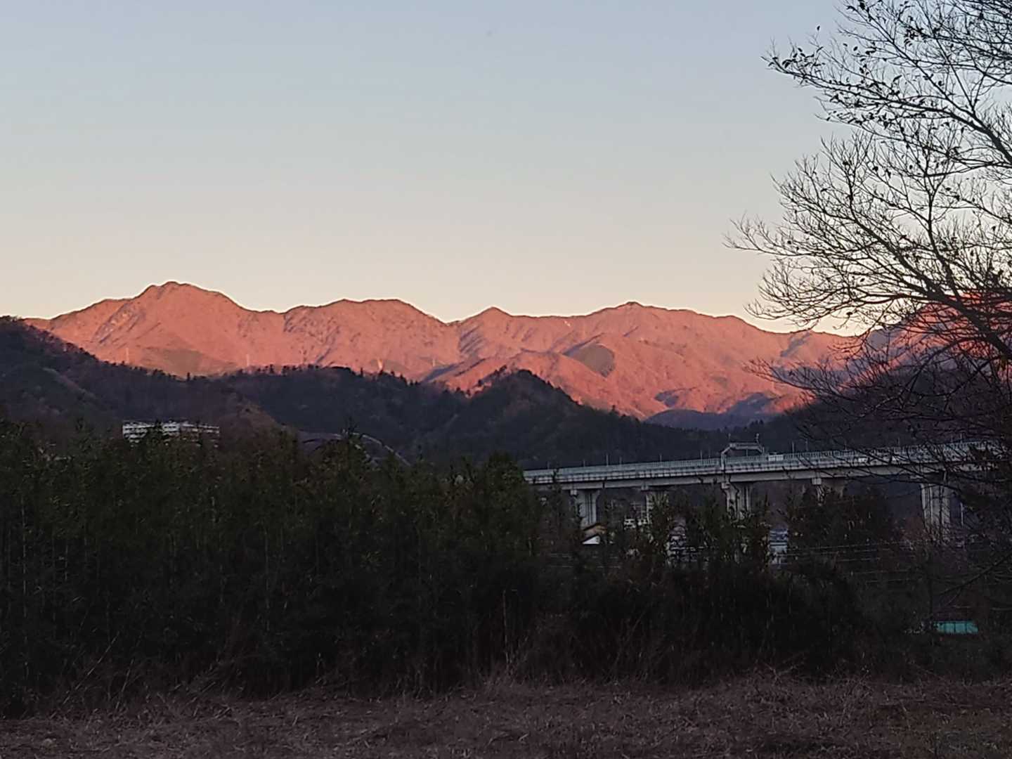 あちらのお山を朝陽が紅く染めるモルゲンロート⤴️😍