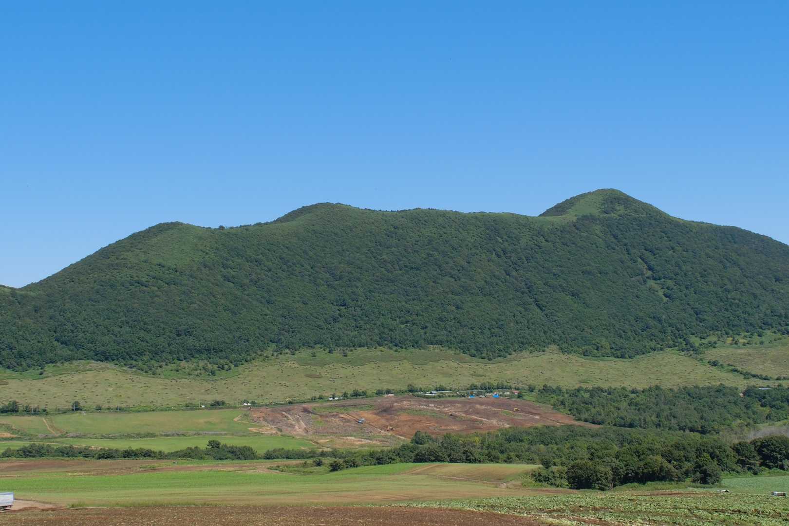 田代山も七時雨山と田代平高原が形成するカルデラ地形の外輪山です