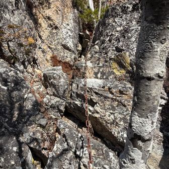 鎖直登箇所が2箇所　登り切ったところで先程鎖トラバースコースを探しながら諦めた地点が見えた。
コースの様子がわかったのでここで引き返した