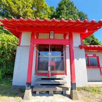 朝日稲荷神社の社殿。一般の家屋のような造りだった。