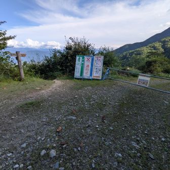 駒ヶ根の街🏘️が見える所まで下りてきました😌。地蔵下登山口。
ここからの下りは、他の遊歩道や広い道が入り乱れてますが、基本的に真っ直ぐ下⬇️に降りて行けばOK。