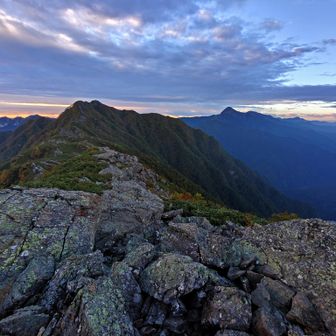 栗沢山から：
アサヨ峰（左に鳳凰三山、右に北岳）