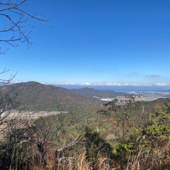北方向
これから目指す繖山（左）と伊庭山（中奥）