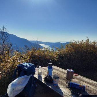 神山と芦ノ湖を眺めながらランチタイム🍜