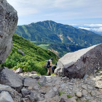 黒ボコ岩で砂防新道と観光新道に分かれます。迷ったけど、最近下りで転ぶこと多いので安全に行きました